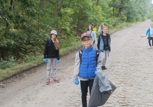 Uczniowie SP nr 1 sprzątają Świat