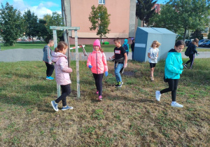 Uczniowie SP nr 1 sprzątają Świat