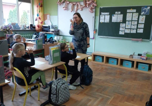 Międzynarodowy Dzień Głuchych i Języka Migowego - lekcje języka migowego w SP 1