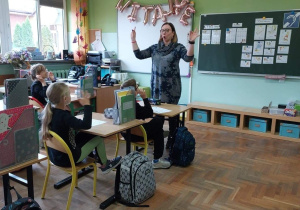 Międzynarodowy Dzień Głuchych i Języka Migowego - lekcje języka migowego w SP 1
