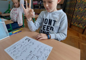 Międzynarodowy Dzień Głuchych i Języka Migowego - lekcje języka migowego w SP 1