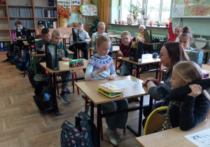 Międzynarodowy Dzień Głuchych i Języka Migowego - lekcje języka migowego w SP 1