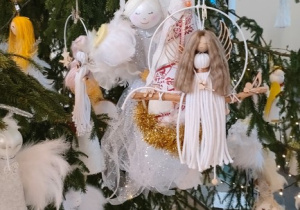Choinki z aniołkami wykonanymi przez uczestników konkursu