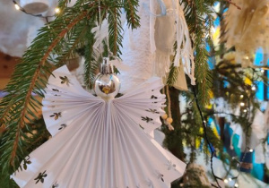 Choinki z aniołkami wykonanymi przez uczestników konkursu