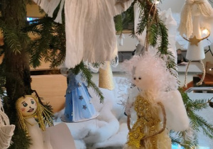 Choinki z aniołkami wykonanymi przez uczestników konkursu