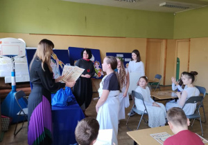 Pani Dyrektor Ewa Służewska i nauczyciel historii Julita Piotrowska i uczestnicy konkursu mitologicznego - wręczenie dyplomów
