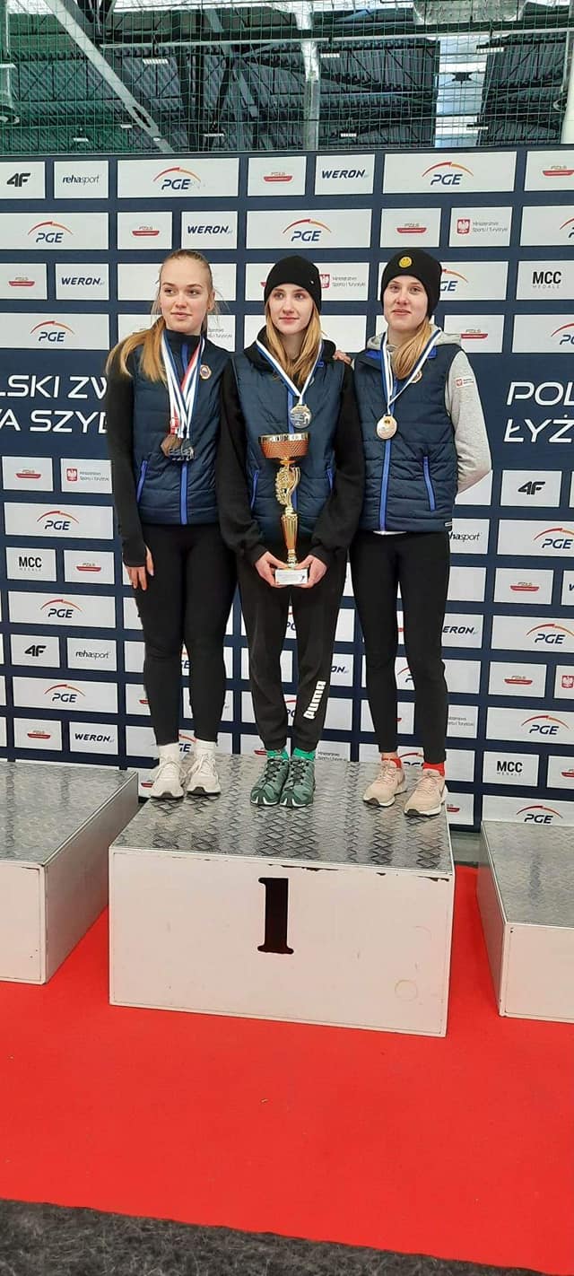 Lena z 8a i inne zawodniczki na podium