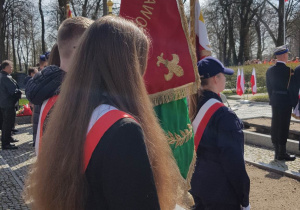 Uczniowie z naszym sztandarem