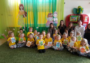 zdjęcie uczniów 7b z przedszkolakami