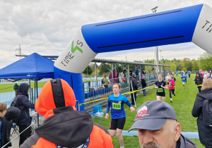 Uczennice szkoły na zawodach IMS w Drużynowych Biegach Przełajowych