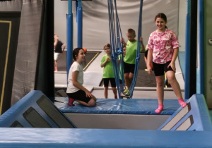 Uczniowie klasy 4a i 4b na wycieczce w Łodzi w Park Trampolin SALTOS oraz ARENA LASER GAMES