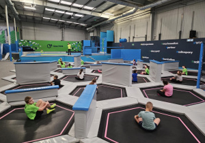 Uczniowie klasy 4a i 4b na wycieczce w Łodzi w Park Trampolin SALTOS oraz ARENA LASER GAMES