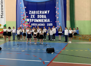 Uczniowie klas 1-3 na zakończeniu roku szkolnego w JEDYNCE