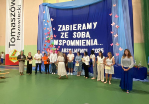 Uczniowie klas 1-3 na zakończeniu roku szkolnego w JEDYNCE
