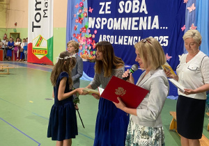 Uczniowie klas 1-3 na zakończeniu roku szkolnego w JEDYNCE