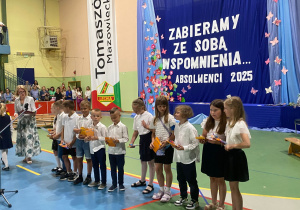 Uczniowie klas 1-3 na zakończeniu roku szkolnego w JEDYNCE