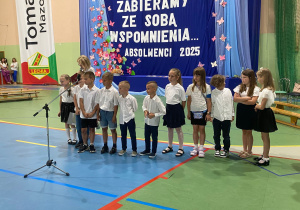 Uczniowie klas 1-3 na zakończeniu roku szkolnego w JEDYNCE