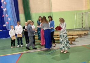 Uczniowie klas 1-3 na zakończeniu roku szkolnego w JEDYNCE