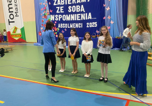 Uczniowie klas 1-3 na zakończeniu roku szkolnego w JEDYNCE
