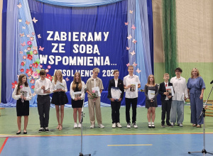 Uczniowie JEDYNKI (klas 4 - 7) na zakończeniu roku szkolnego