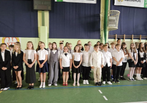 Uczniowie JEDYNKI (klas 4 - 7) na zakończeniu roku szkolnego