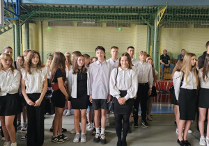 Uczniowie JEDYNKI (klas 4 - 7) na zakończeniu roku szkolnego