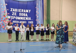 Uczniowie JEDYNKI (klas 4 - 7) na zakończeniu roku szkolnego