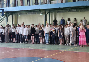 Uczniowie JEDYNKI (klas 4 - 7) na zakończeniu roku szkolnego