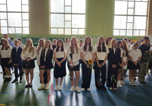 Uczniowie JEDYNKI (klas 4 - 7) na zakończeniu roku szkolnego