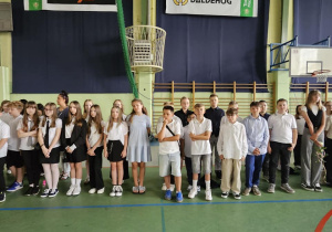 Uczniowie JEDYNKI (klas 4 - 7) na zakończeniu roku szkolnego