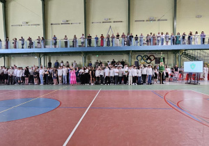 Uczniowie JEDYNKI (klas 4 - 7) na zakończeniu roku szkolnego