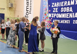 Uczniowie JEDYNKI (klas 4 - 7) na zakończeniu roku szkolnego