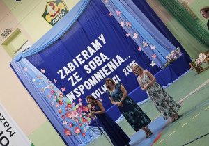 Uczniowie JEDYNKI (klas 4 - 7) na zakończeniu roku szkolnego