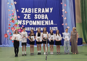 Uczniowie JEDYNKI (klas 4 - 7) na zakończeniu roku szkolnego