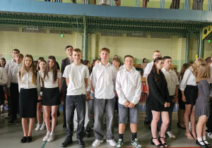 Uczniowie JEDYNKI (klas 4 - 7) na zakończeniu roku szkolnego