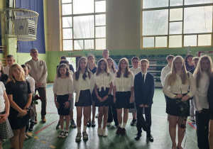 Uczniowie JEDYNKI (klas 4 - 7) na zakończeniu roku szkolnego