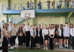 Uczniowie JEDYNKI (klas 4 - 7) na zakończeniu roku szkolnego