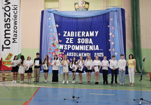 Uczniowie JEDYNKI (klas 4 - 7) na zakończeniu roku szkolnego