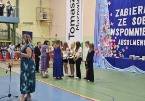 Uczniowie JEDYNKI (klas 4 - 7) na zakończeniu roku szkolnego