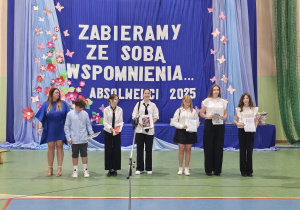 Uczniowie JEDYNKI (klas 4 - 7) na zakończeniu roku szkolnego