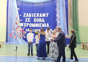 Uczniowie JEDYNKI (klas 4 - 7) na zakończeniu roku szkolnego