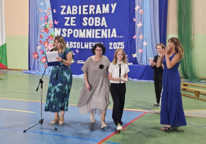 Uczniowie JEDYNKI (klas 4 - 7) na zakończeniu roku szkolnego