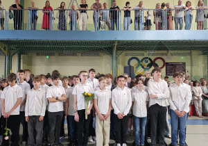 Uczniowie JEDYNKI (klas 4 - 7) na zakończeniu roku szkolnego