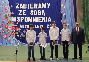 Uczniowie JEDYNKI (klas 4 - 7) na zakończeniu roku szkolnego