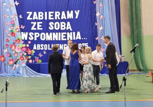 Uczniowie JEDYNKI (klas 4 - 7) na zakończeniu roku szkolnego