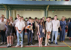 Uczniowie JEDYNKI (klas 4 - 7) na zakończeniu roku szkolnego