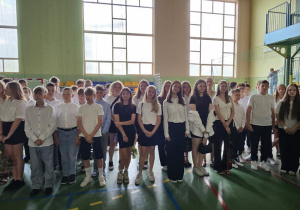 Uczniowie JEDYNKI (klas 4 - 7) na zakończeniu roku szkolnego