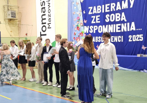 Uczniowie JEDYNKI (klas 4 - 7) na zakończeniu roku szkolnego