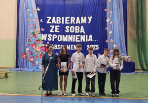 Uczniowie JEDYNKI (klas 4 - 7) na zakończeniu roku szkolnego