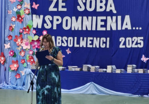 Uczniowie JEDYNKI (klas 4 - 7) na zakończeniu roku szkolnego